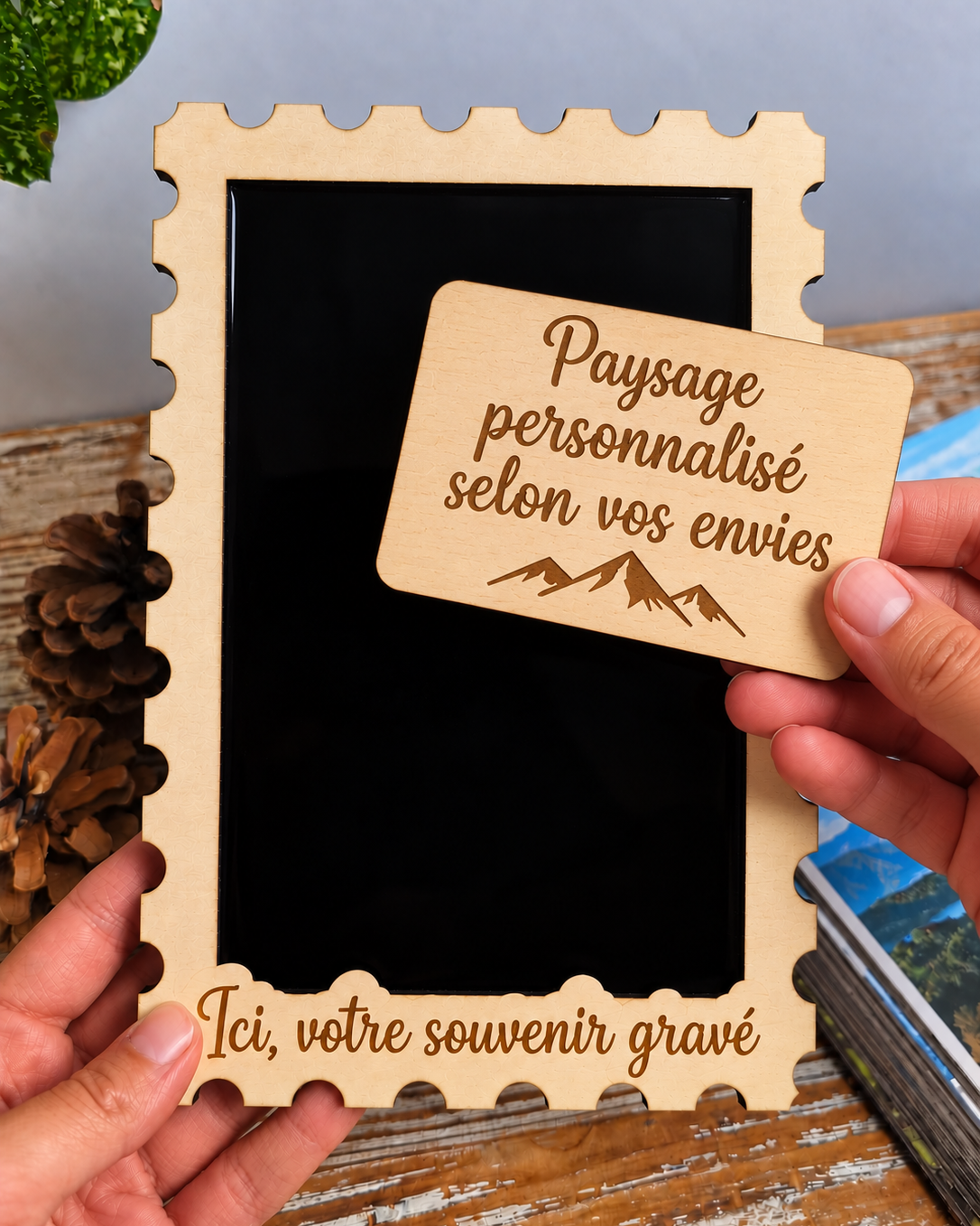 Illustration de la création entièrement personnalisée, en verre et en bois, qui illustrera votre souvenir en montagne