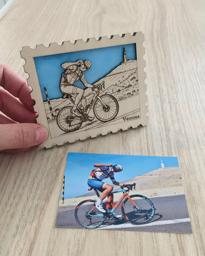 Aimant personnalisé en verre et en bois en forme de timbre représentant un cycliste qui grimpe le Mont Ventoux. En-dessous, la photo ayant servie de modèle.