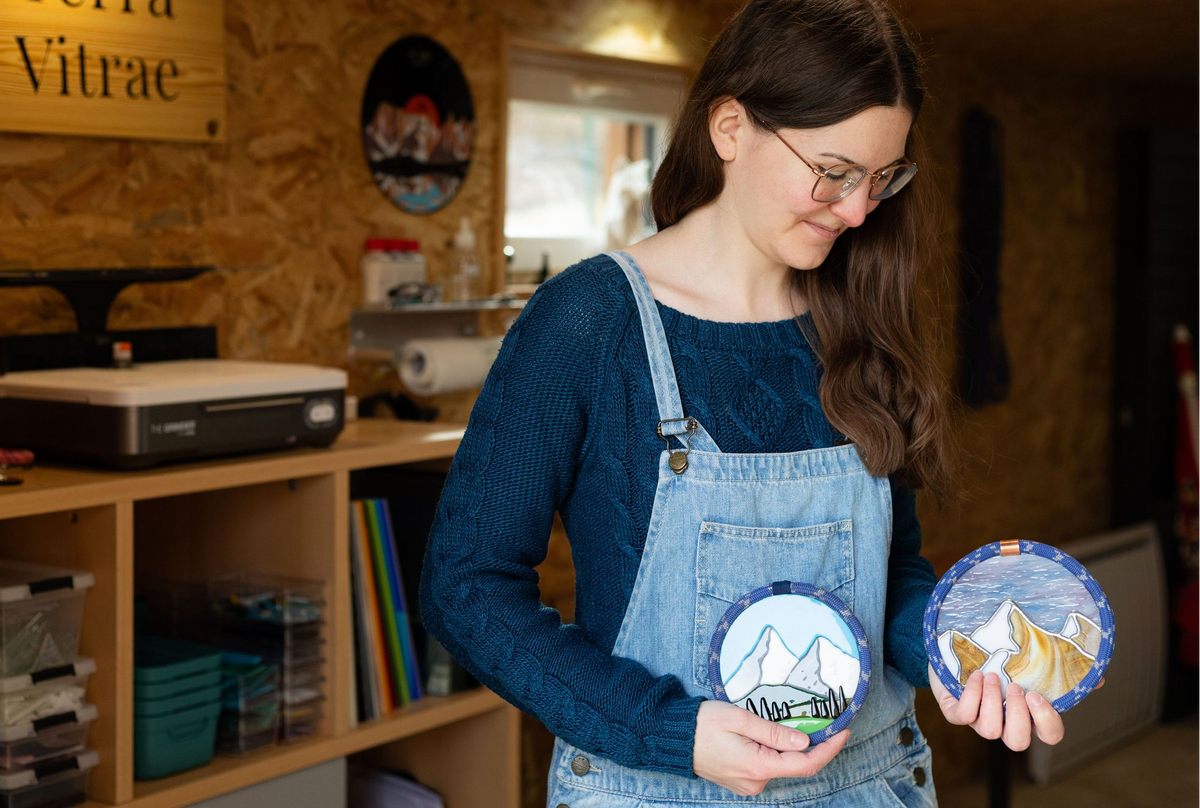 Terra Vitrae - Décorations en vitrail et verre fondu et bois, inspirées de la nature et la montagne - L'artisane dans son atelier