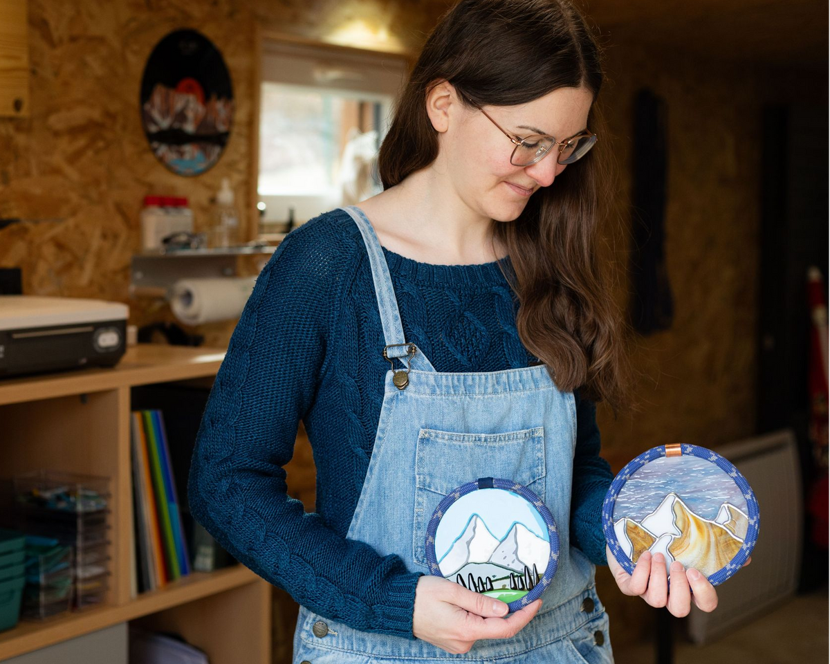 Terra Vitrae - Décorations en vitrail et verre fondu et bois, inspirées de la nature et la montagne - L'artisane dans son atelier