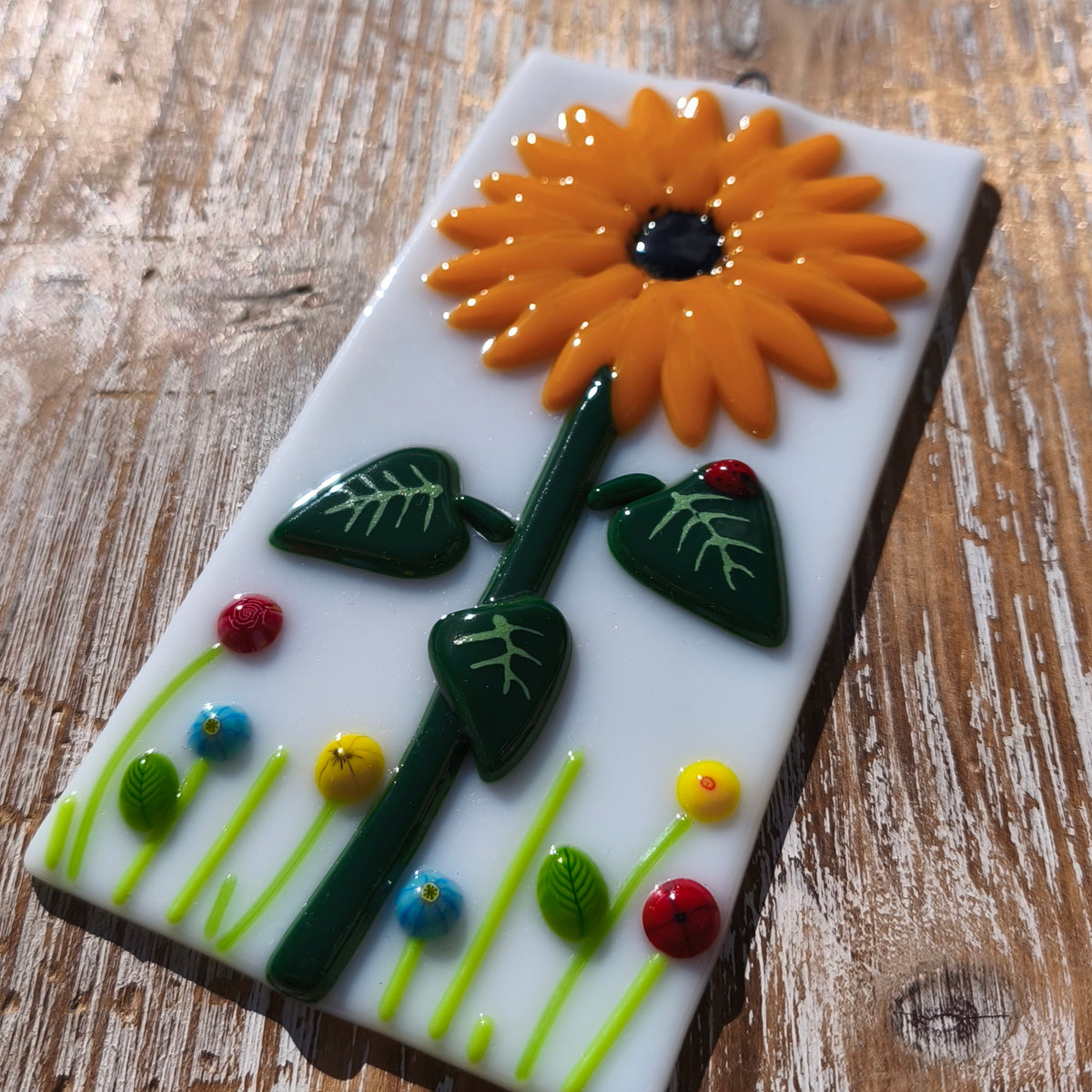 Tournesol et fleurs en verre fondu.