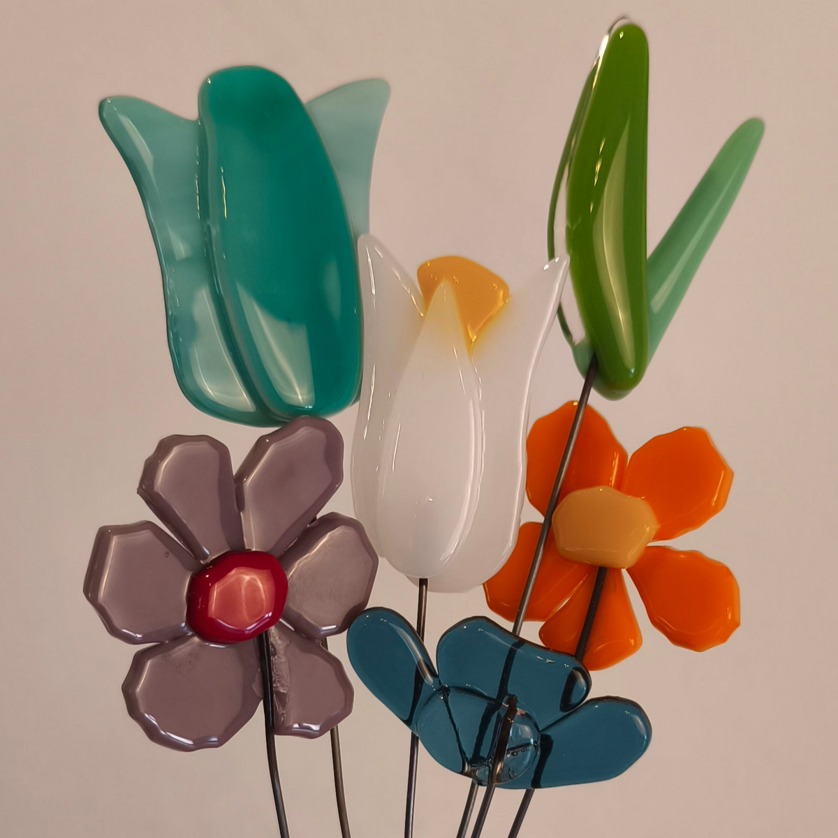 Bouquet de fleurs en verre fondu sur tiges métalliques