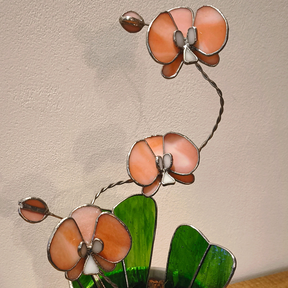 Orchidée en vitrail tiffany avec 3 fleurs et des feuilles. 
