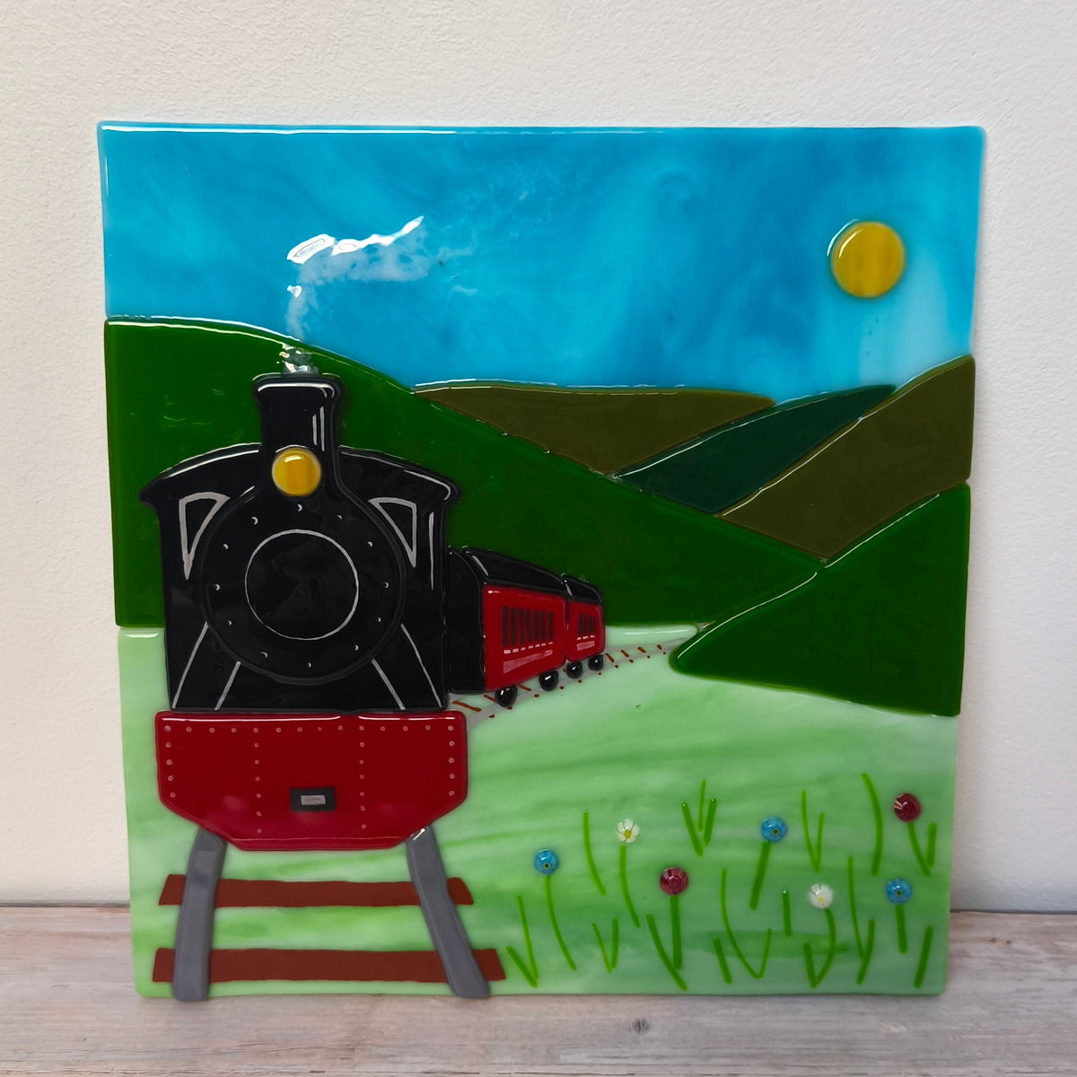 Décoration en verre fondu représentant le train d'Abreschviller dans la vallée de la Bievre.