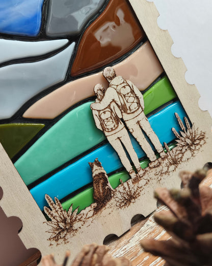 Décoration murale en bois et verre - détails de la gravure du couple et du chien