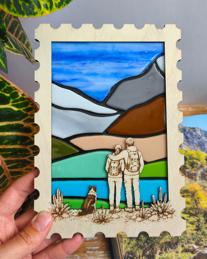 Décoration artisanale paysage de montagne en verre et bois - tenue dans une main