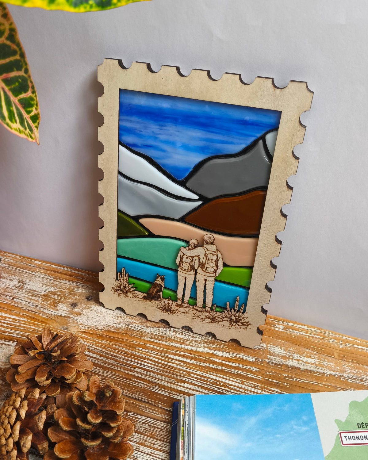 Cadre paysage de montagne en verre Décoration artisanale paysage de montagne en verre et bois - posée sur un meuble. 