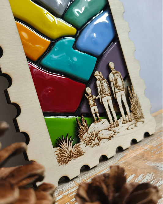 Décoration murale en bois et verre - détails de la gravure du couple et de l’enfant