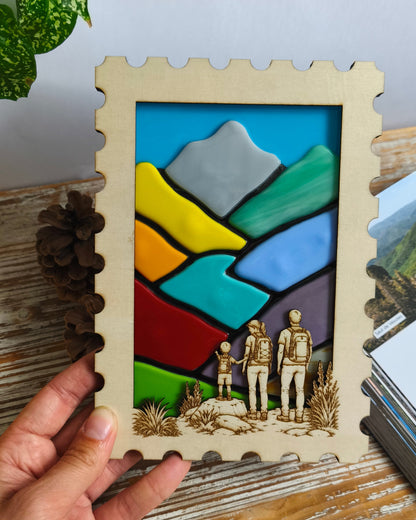 Décoration artisanale paysage de montagne en verre et bois - tenue en main
