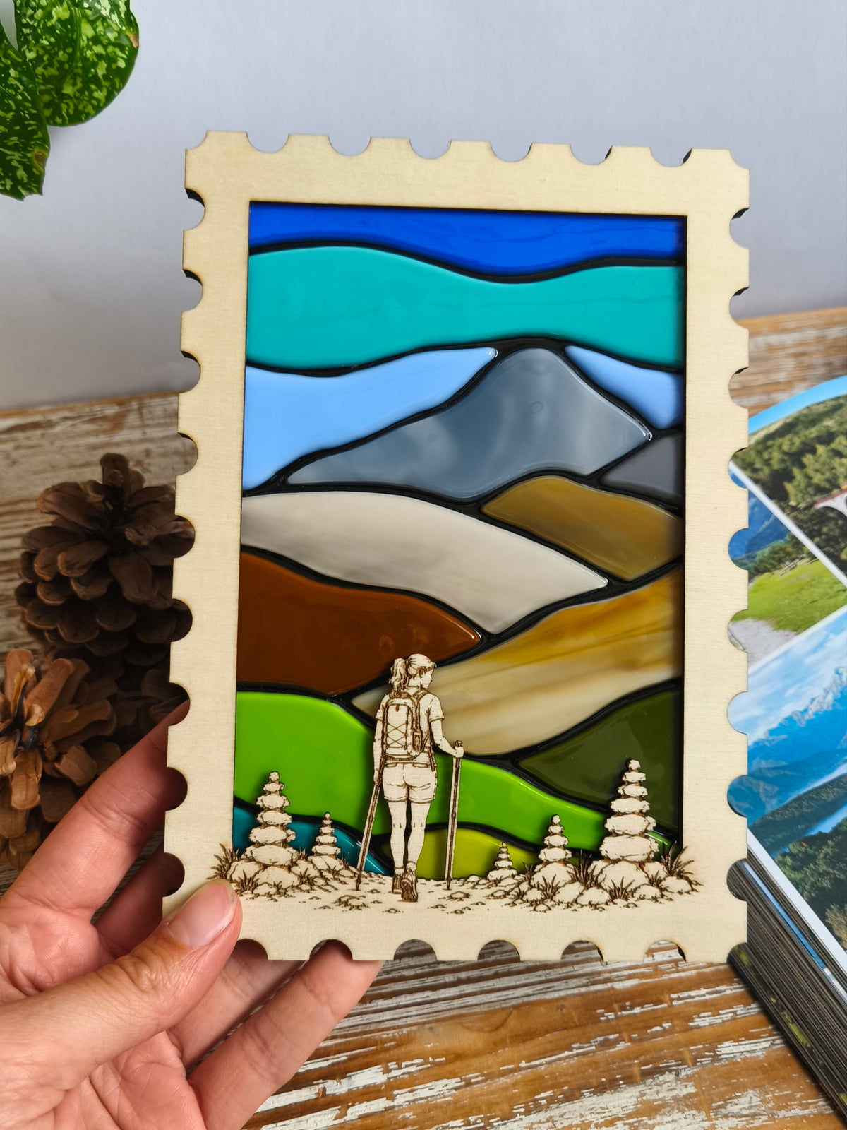 Décoration murale en bois et verre - tenue dans une main