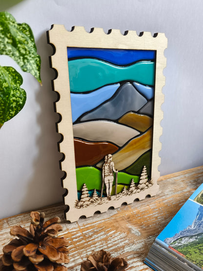 Décoration artisanale paysage de montagne en verre et bois - posée sur un meuble, vue de côté.
