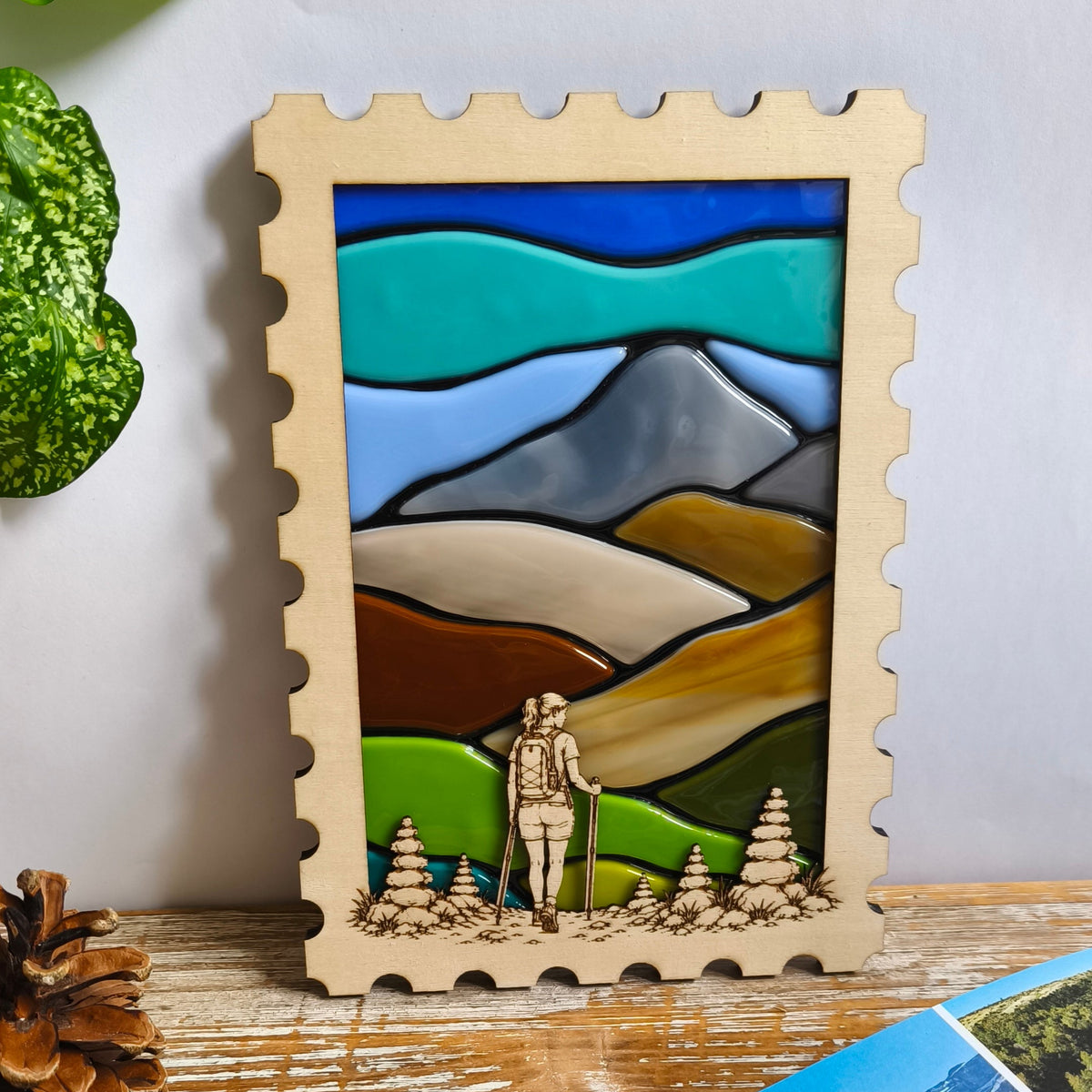 Cadre paysage de montagne en verre fondu et bois gravé - Décoration murale artisanale fabriquée en Lorraine - randonneuse et cairns gravés. 
