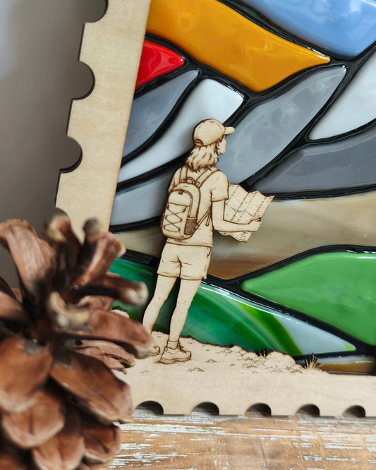 Décoration murale en bois et verre - détails de la randonneuse portant une carte dans ses mains.