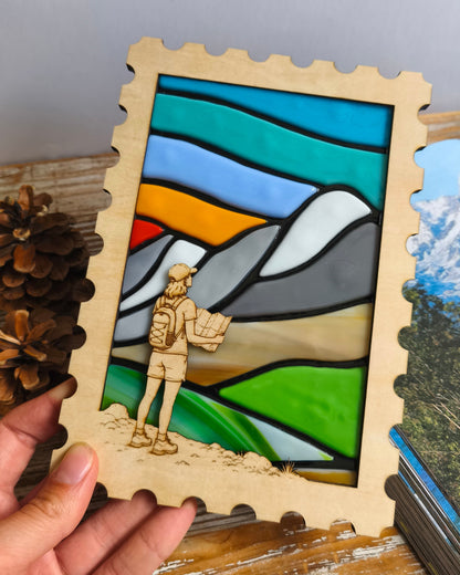 Décoration artisanale paysage de montagne en verre et bois - tenue dans une main
