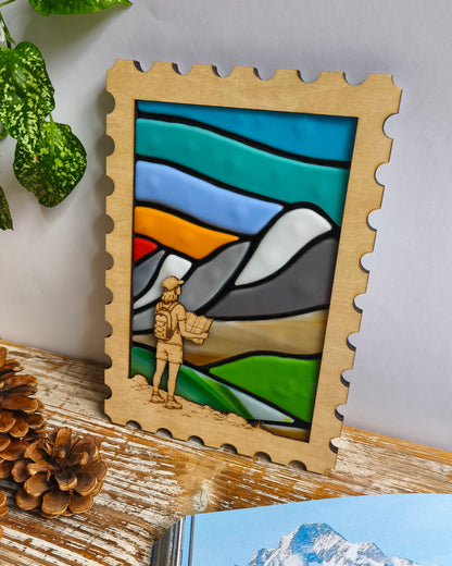 Décoration artisanale paysage de montagne en verre et bois - posée sur un meuble. 