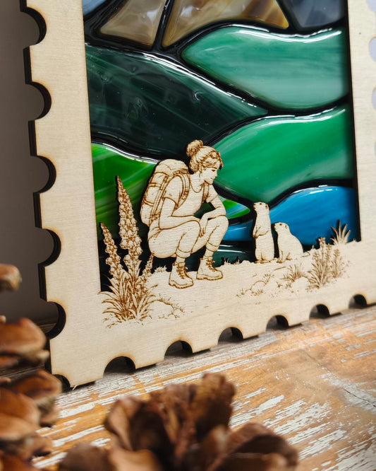 Décoration murale en bois et verre - détails de la gravure de la randonneuse et des marmottes