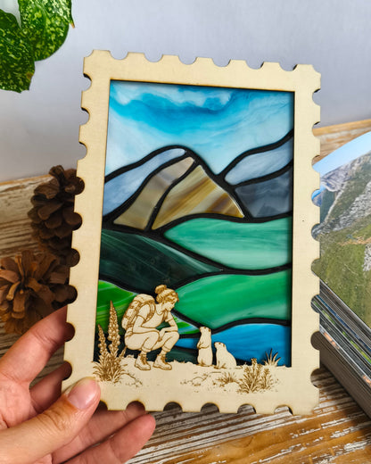 Décoration artisanale paysage de montagne en verre et bois - tenue dans une main