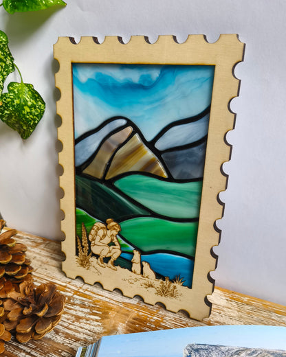 Décoration artisanale paysage de montagne en verre et bois - posée sur un meuble - vue de côté