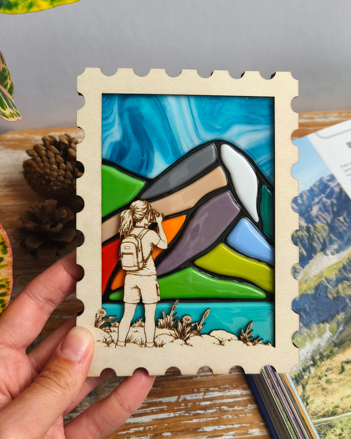 Décoration artisanale paysage de montagne en verre et bois - tenue en main