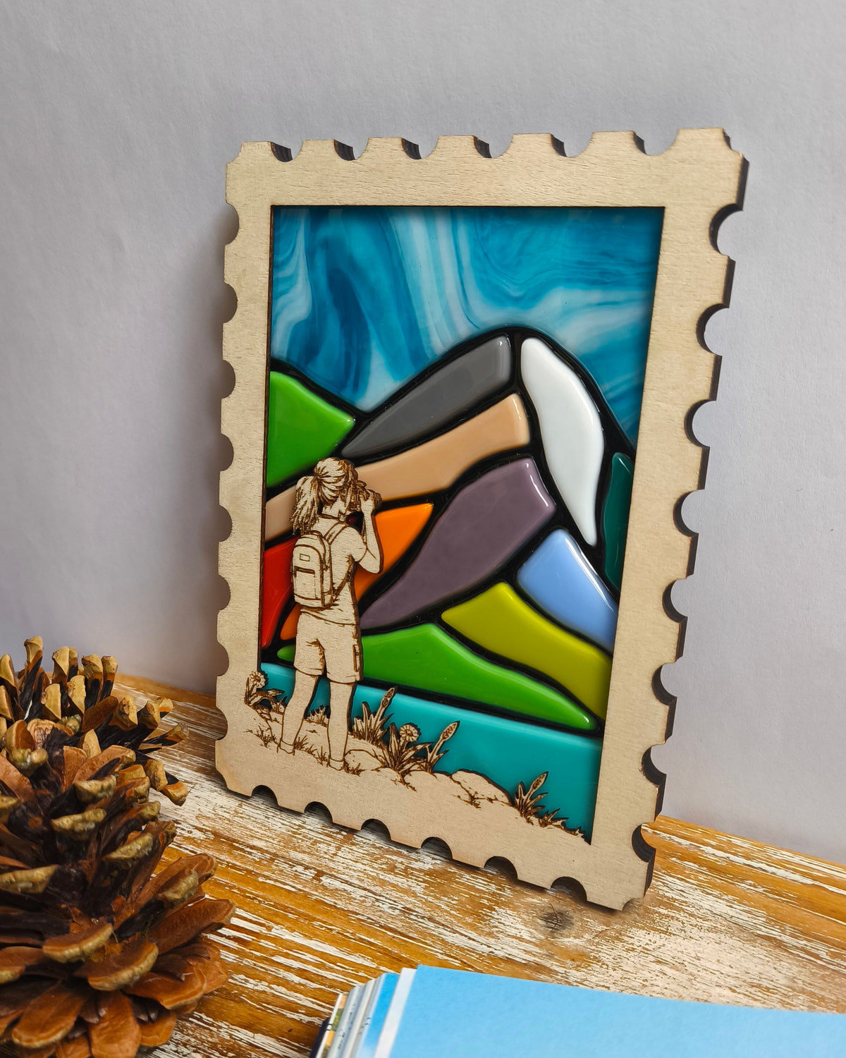 Décoration artisanale paysage de montagne en verre et bois - posée sur un meuble - vue de côté